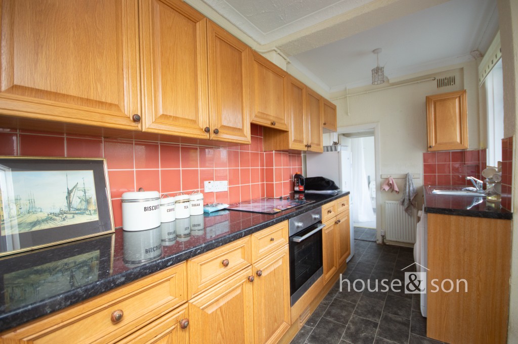 Lot: 105 - FLAT FOR IMPROVEMENT WITH PARKING TO REAR AND GARDEN - Fitted kitchen